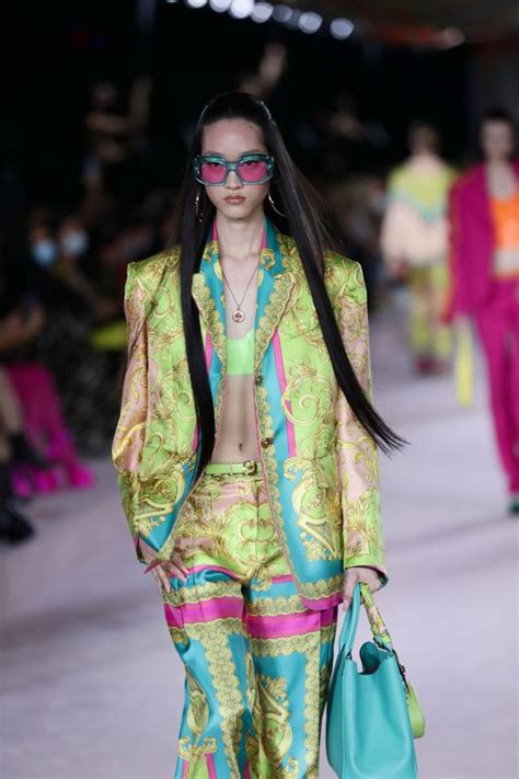 moda primavera per ragazze versace|Tailleur Primavera Estate 2022: i completi dalla sfilata Versace.